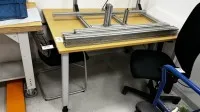 1 werktafel met bezoekersstoel