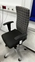 1 otočná židle s područkami