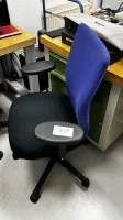 1 otočná židle s područkami
