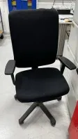 2 chaises pivotantes avec accoudoirs