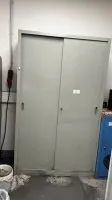 1 Metallschiebetürenschrank