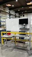1 établi avec panneau perforé et moniteur TFT large HP, 23 pouces