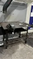 1 стальной стол с тисками