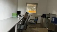 1 lot de mobilier de bureau composé de bureaux, chaises pivotantes, armoires à rideaux à dossiers suspendus, etc.