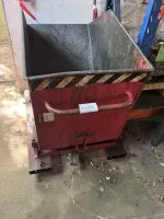 1 kantelbare spanenbak met vorkheftruckaansluiting
