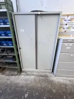 1 metalen kast met schuifdeuren