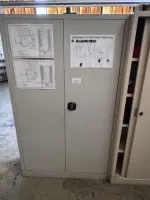 1 kovová skříň na nářadí