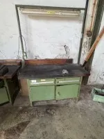 2 établis, un avec étau