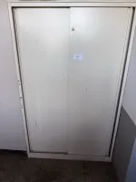 1 partia mebli, takich jak szafy i stoły