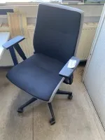 1 Drehstuhl mit Armlehnen - Abholung nach Freigabe −