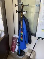 1 вешалка для одежды