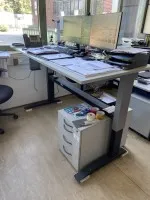 1 electrically height-adjustable desk with 2 roller containers - collection after release