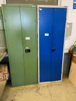 2 металлических шкафа для инструментов с сортировочными ящиками, винтами, шайбами и т.д.