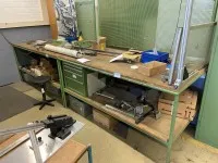 2 рабочих стола с 1 рабочим вращающимся табуретом и 1 шкафом с ящиками