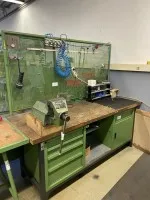1 Werkbank mit Schraubstock und Werkzeugrückwand