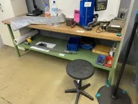 1 рабочий стол с полкой и вращающийся табурет