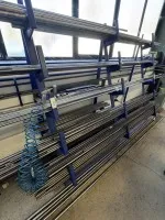 1 rack à profilés longs, unilatéral avec 3 montants et 5 tablettes