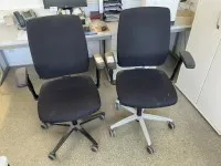 2 chaises pivotantes avec accoudoirs