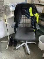 1 bureau avec 3 chaises pivotantes à accoudoirs