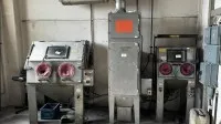 2 installations de sablage avec au total 1 aspiration Strahlboss