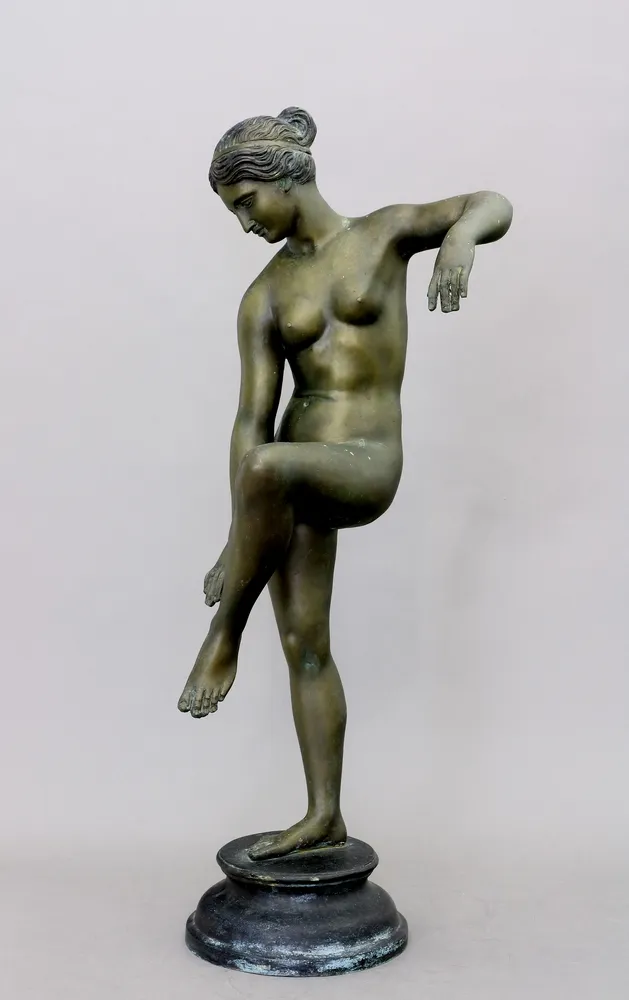 Aphrodite, godin van liefde en schoonheid, naakt en staand, linkerbeen gebogen