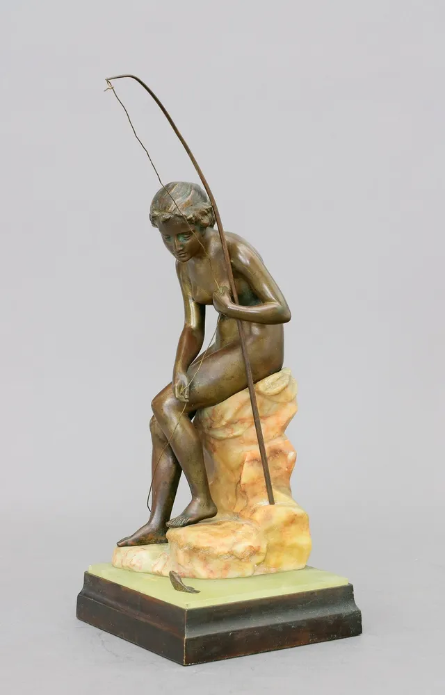 Sculpteur, début 20e s. Jeune pêcheuse regardant un petit poisson