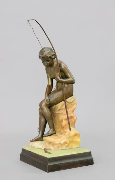 Sculpteur, début 20e s. Jeune pêcheuse regardant un petit poisson