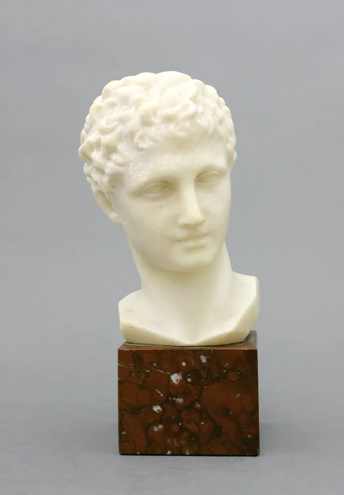 Nach der Antike, Büste des Hermes von Olympia, um 1900 Alabasterbüste auf Marmorsockel