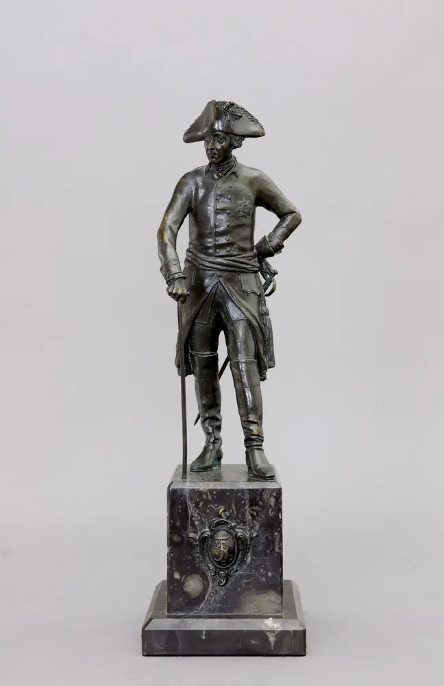 Rauch, Christian Daniel (1777 Арользен - 1857 Дрезден) – по мотивам короля Фридриха II как "Старый Фриц". Ок. 1900. Бронза, темная патина, на…