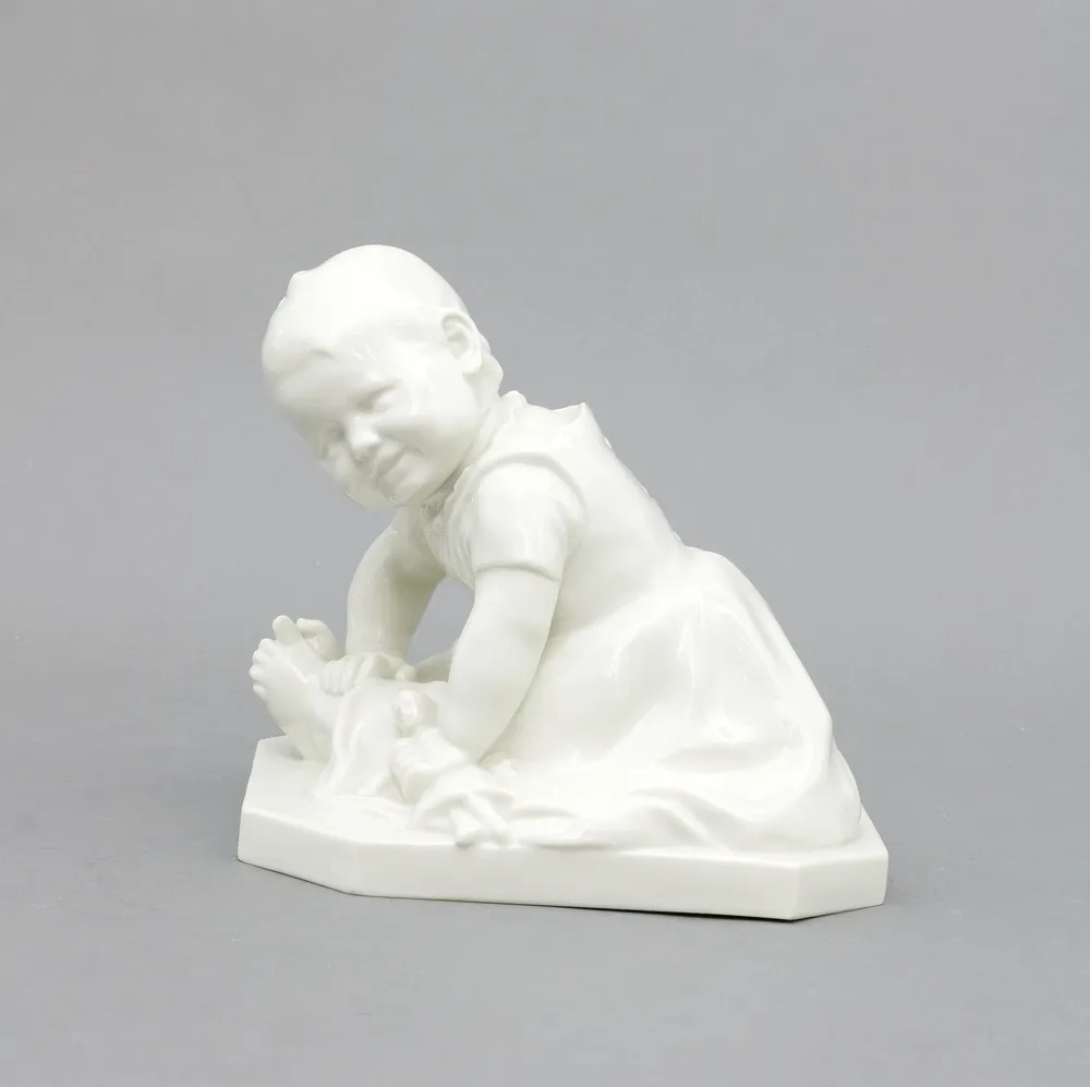 Figurengruppe, Schwarzburger Werkstätten, Rudolstadt, 1908 Kleines Mädchen mit Puppe