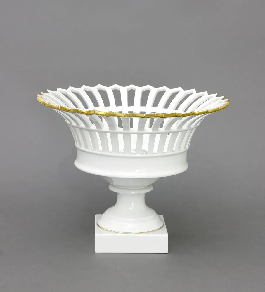 Corbeille française sur pied, KPM Berlin, fin du 20e s. Avec deux filets dorés et décor d'anémones à l'intérieur