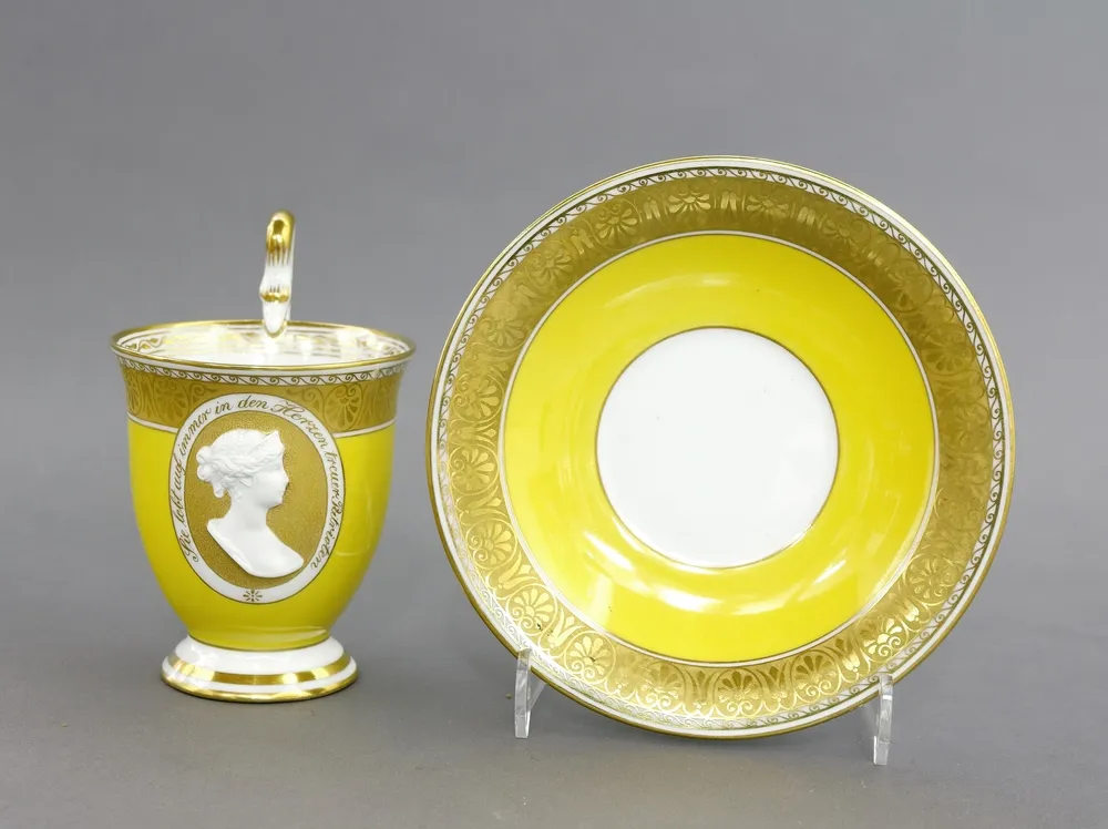 Чашка с блюдцем, KPM Berlin, 1870 - 1945 В память королевы Луизы (10 марта 1776 - 19 июля 1810). Форма колокольчика с…