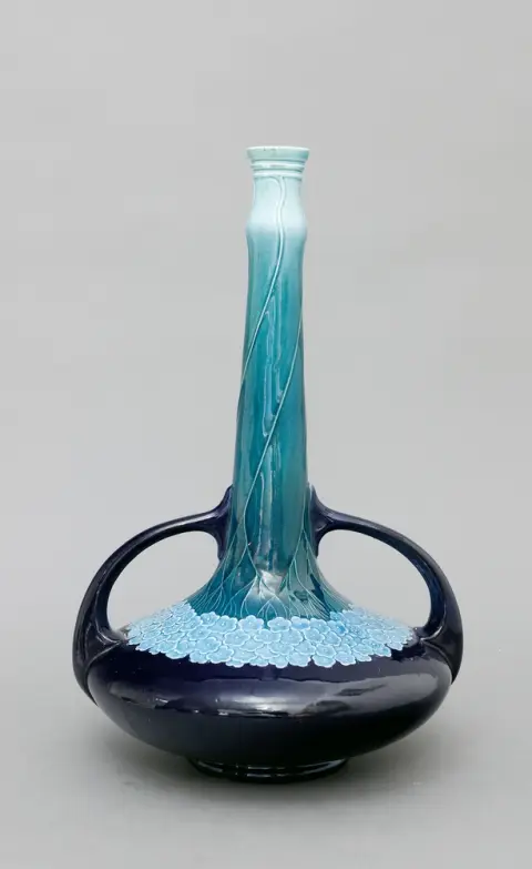 Vaas, Villeroy & Boch, jugendstil, begin 20e eeuw. Met twee zijhandvatten