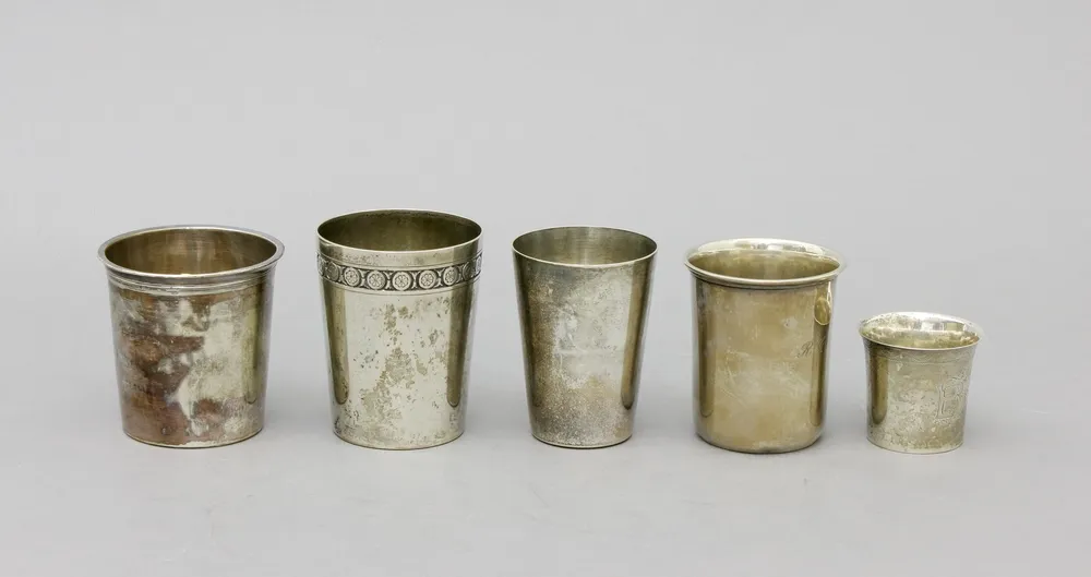 Gobelets, argent, lot de 5 différents H 4,5 - 8 cm. Poids total 299 g.