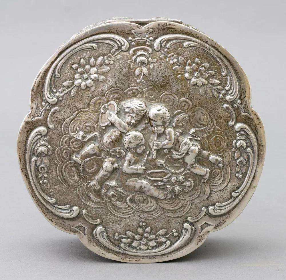 Dose, 800er Silber, Deutsch, Wilhelm Weinranck & Fritz Schmidt, Hanau, 3. Rokoko, 1900 - 1950 Dekor von Blumen, Rosenblüten, Rocaillen und…