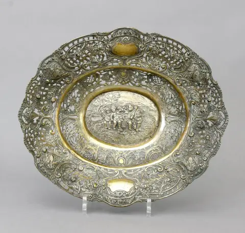 Doorbroken mand, 800 zilver, Duits, waarschijnlijk Hanau, ovaal, met putti en rozendecor. 33,5 x 28,5 x 6,5 cm. Gewicht 462 g.