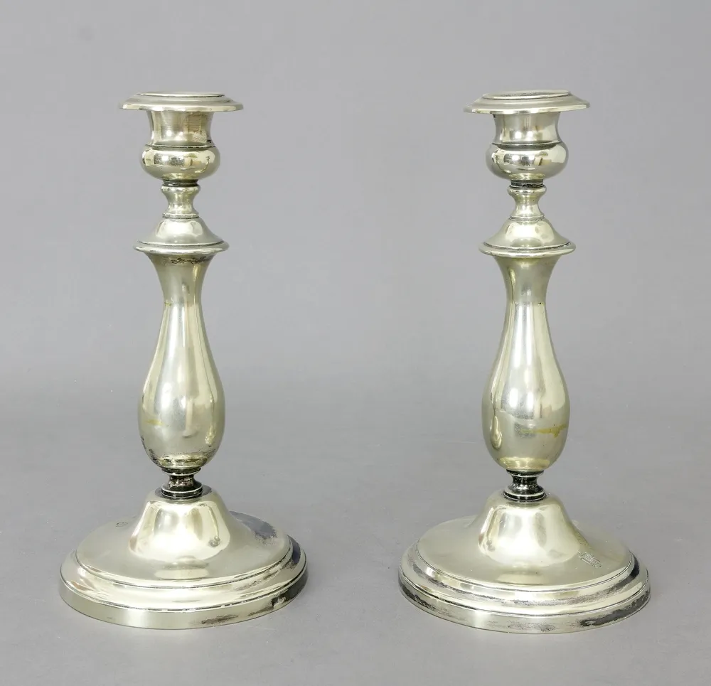Kerzenleuchter, 14 Löth (875er Silber), Mitte 19. Jh., ein Paar Monogrammiert HJ. H 22,5 cm, Gewicht 733 g. Gepunzt 14 und eine…