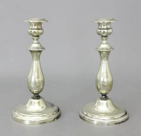 Kandelaars, 14-lood (875 zilver), midden 19e eeuw, een paar, gemonogrammeerd HJ. H 22,5 cm, gewicht 733 g. Gemerkt 14 en een niet-ontcijferd merk.