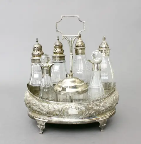Ménage, zgn. Cruet Set, zilver, deels periode George III, Londen, ca. 1801, bootvormige houder met houten bodem op vier voeten