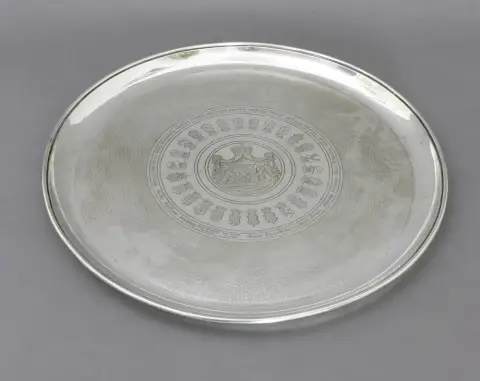 Blad, 750 zilver, Sy & Wagner, Berlijn, ca. 1860-70 Rond pronkblad met het grote hertogelijke wapen van Anhalt, omgeven door een…