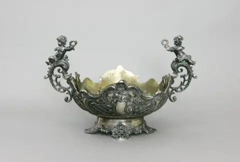 Tafelstuk/Jardinière, 800 zilver, Duits, waarschijnlijk Bruckmann & Söhne, Heidelberg, eind 19e eeuw Voetschaal, bootvorm, wand met…