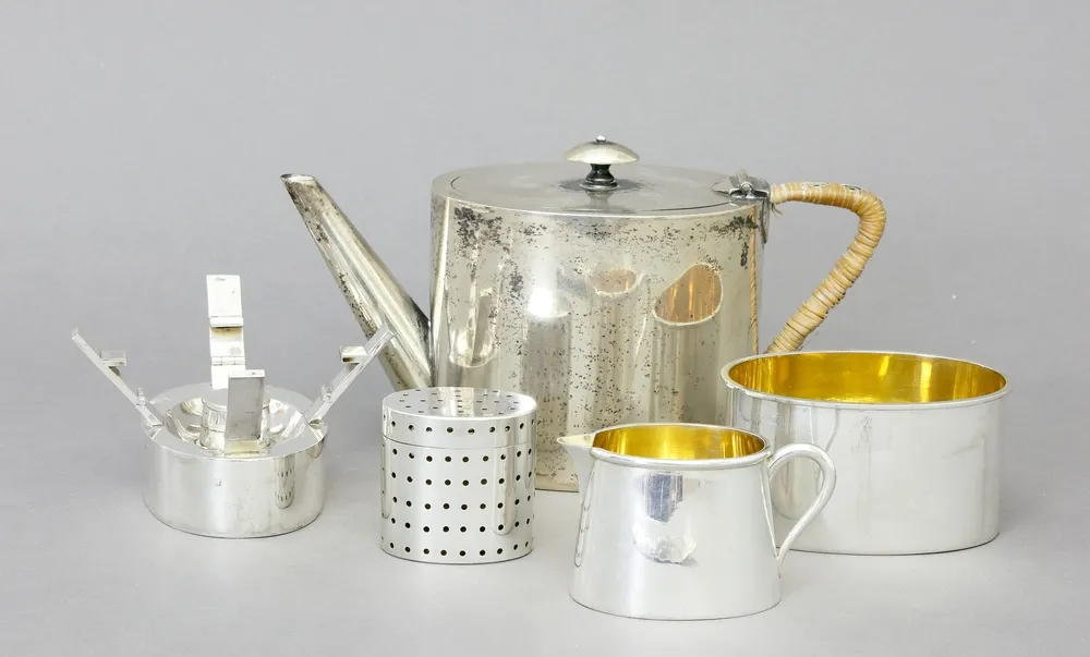 Teekanne mit Milchkännchen, Stövchen und Teesieb, 800er Silber, Deutsch, Anfang 20. Jh., 5 Teile Ovale Form mit glatter Wandung