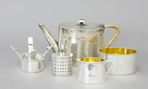 Theepot met melkkannetje, theelichtje en theezeef, 800 zilver, Duits, begin 20e eeuw, 5 delen, ovale vorm, gladde wand
