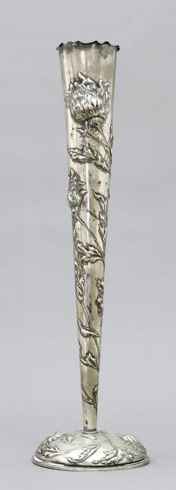Vaas, 800 zilver, Lazarus Posen Witwe, Frankfurt am Main, circa 1900, trechtervormige vaas op ronde voet met doorlopend bloemdecor