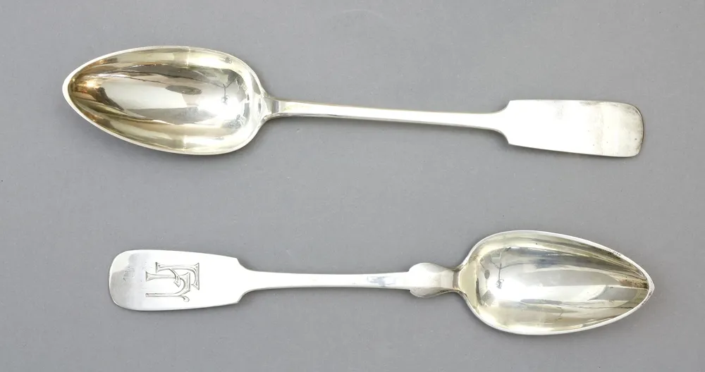 Opscheplepels, twee grote, zilver, midden 19e eeuw en begin 20e eeuw, 1. O. Zermann, Duits, 800, L 29,5 cm, gewicht 119 g, gemonogrammeerd