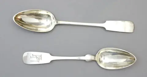 Opscheplepels, twee grote, zilver, midden 19e eeuw en begin 20e eeuw, 1. O. Zermann, Duits, 800, L 29,5 cm, gewicht 119 g, gemonogrammeerd