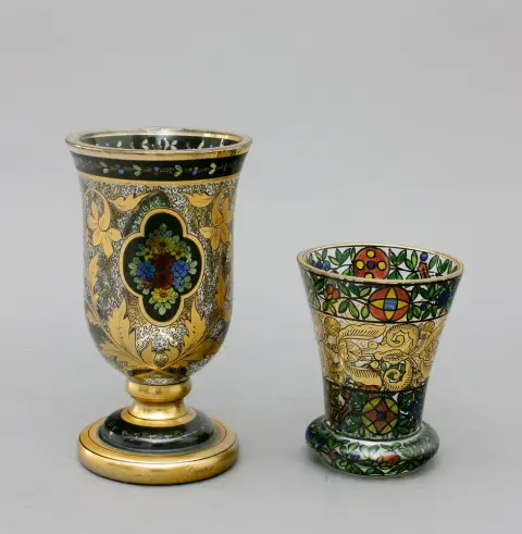 Drinkglas, waarschijnlijk Julius Mulhaus & Co, Haida, Bohemen, jugendstil, circa 1920, beschilderd in kleur en verguld