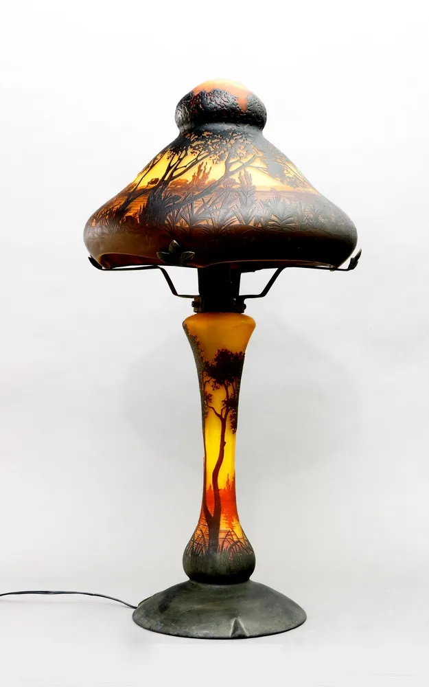 Lampa, stolní lampa, Daum Frères, Nancy, Francie, poč. 20. stol.