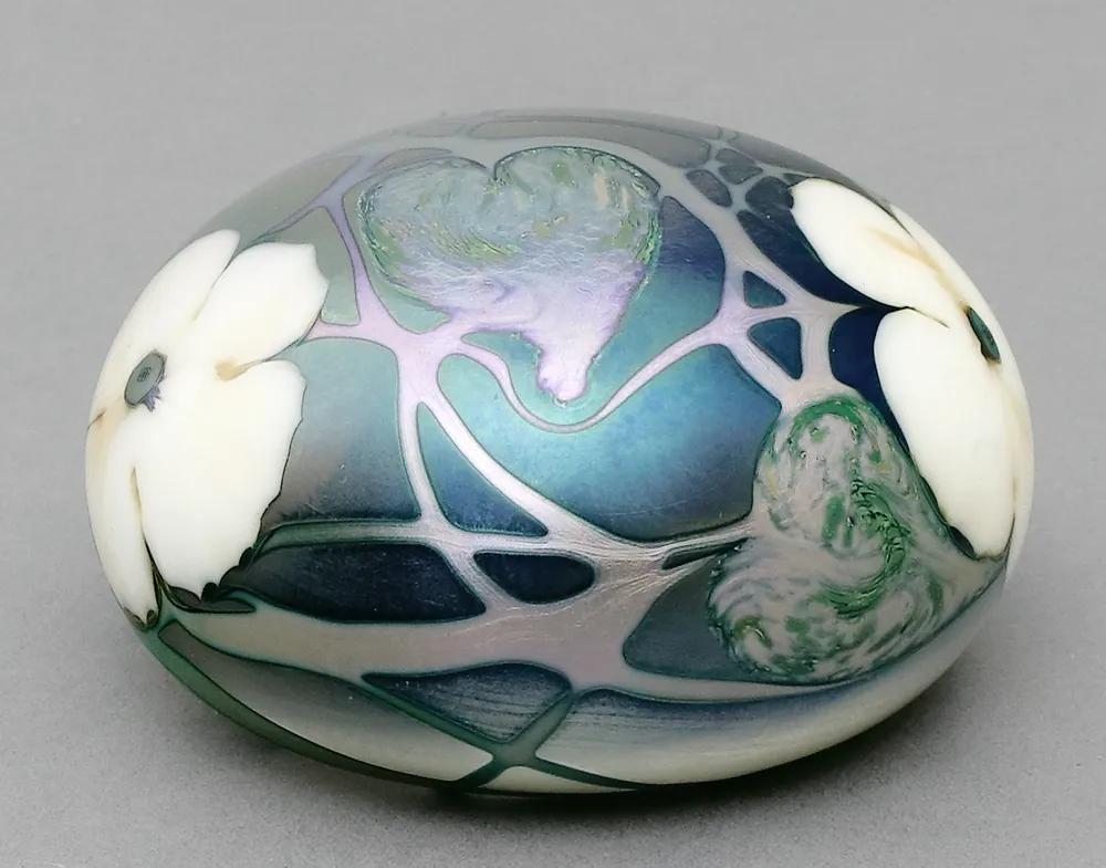 Paperweight, Multi-Flora, 1978, Entwurf Charles Lotton (1930 - 2021, USA) – Briefbeschwerer aus irisierendem Glas mit eingearbeiteten…
