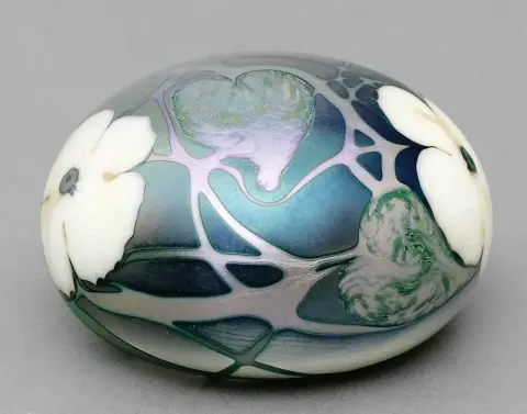 Paperweight, Multi-Flora, 1978, návrh Charles Lotton (1930 - 2021, USA) – těžítko z iridescentního skla s vsazenými srdíčky a květinovou dekorací…